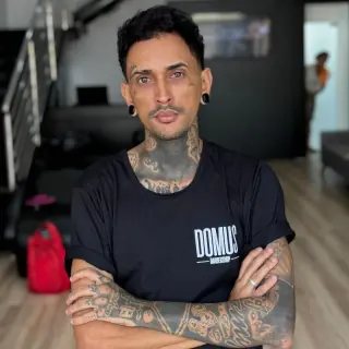 Don, barbeiro da Domus Barbershop em Sete Lagoas