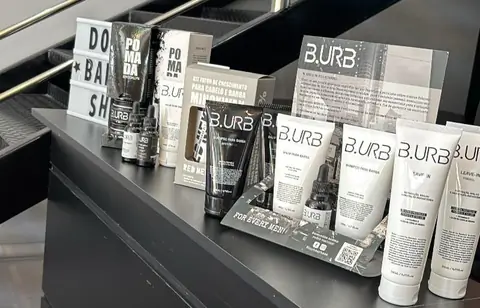 Bancada da Domus Barbershop com produtos para cabelo e barba
