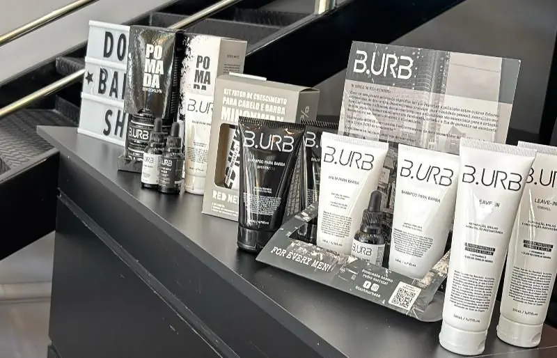 Bancada da Domus Barbershop com produtos para cabelo e barba